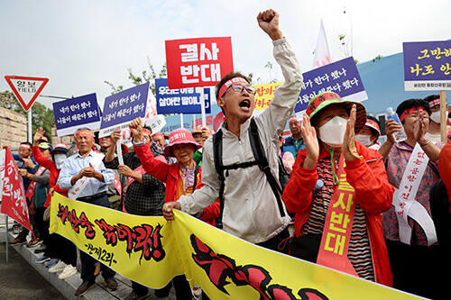 의성군 주민대책위가 27일 대구시 산격청사 앞에서 공항이전 반대 집회를 열고 'TK공항 합의문 파기와 공항이전 취소'를 촉구하고 있다. 사진=의성군 주민대책위 제공