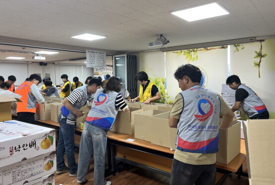 한국도로공사 진주지사 직원들이 봉사활동에 참여하고 있다. 사진=한국도로공사 부산경남본부 제공
