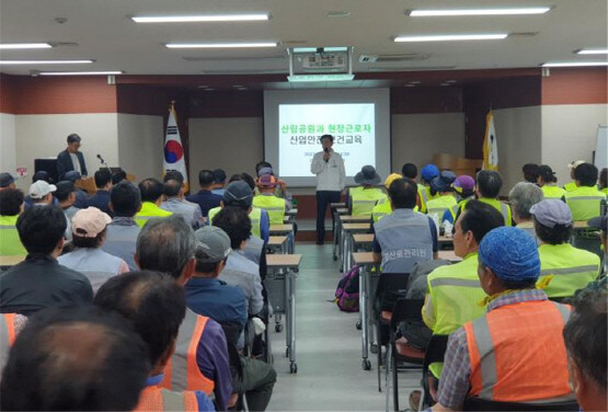 정종복 기장군수가 산업안전보건교육에 참석해 당부말을 전하고 있다. 사진=기장군 제공