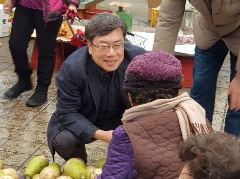 추석명절을 앞두고 재래시장 방문한 서범수 국회의원. 사진=김기봉 기자