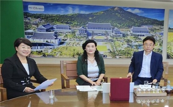 담화 장면. 왼쪽부터 경상북도 이달희 경제부지사, 제나 정 한-인도문화진흥원 이사장, 경상북도 이철우 도지사. 사진=한-인도비지니스문화진흥원 제공