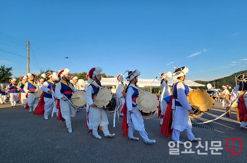 이천거불놀이 축제에 참가한 매곡 초등학교 학생. 사진=유인선 기자