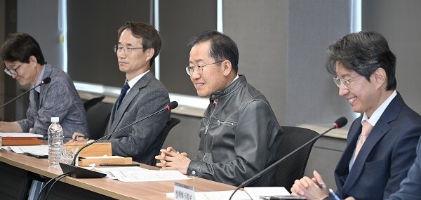 홍준표 시장이 6일 산격청사에서 열린 산하기관장 회의에서 업무지시를 하고 있다. 사진=대구시 제공