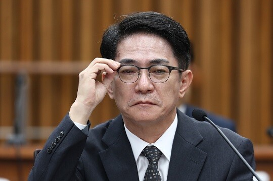 이균용 대법원장 후보자가 19일 인사청문회에서 안경을 고쳐쓰고 있다. 사진=박은숙 기자