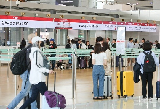 인천공항 제1터미널에 일본으로 떠나는 여행객들이 붐비고 있다. 사진=박정훈 기자