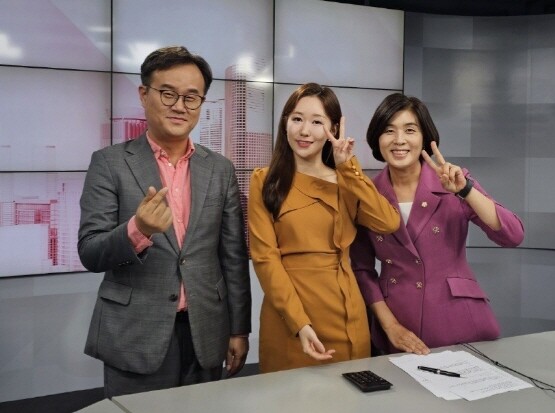 방송 출연 후 가진 기념촬영 모습. 왼쪽이 김성훈 부산외대 특임교수. 사진=김성훈 제공