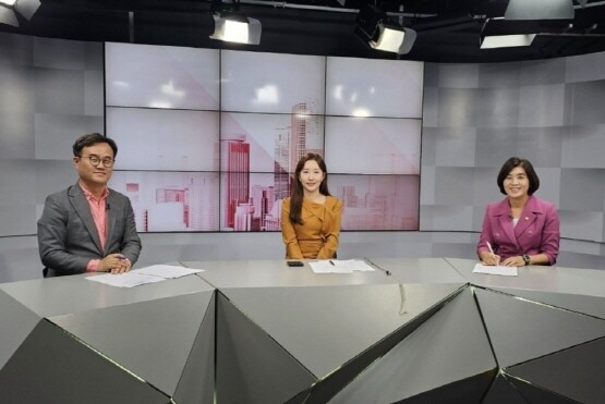 방송 출연 장면. 왼쪽이 김성훈 부산외대 특임교수. 사진=김성훈 제공