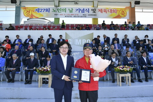 김병수 시장이 제27회 노인의 날 노인복지 기여자에게 도지사상 표창을 수여하고 있다. 사진=김포시 제공