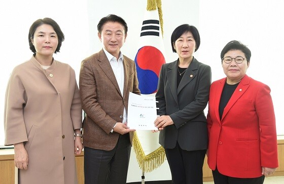 김동근 의정부시장이 6일 한화진 환경부 장관을 만나 소각장 설치에 따른 현안 사항을 담은 건의문을 전달하고 있다. 사진=의정부시 제공