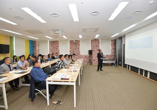 역량강화교육을 받고 있는 양평군의회 의원과 사무과 직원들. 사진=양평군의회 제공