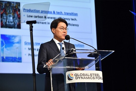 최정우 포스코그룹 회장이 지난 6월 미국 뉴욕에서 열린 WSD 주관 ‘Global Steel Dynamics Forum’에서 기조연설을 하고 있다. 사진=포스코 제공