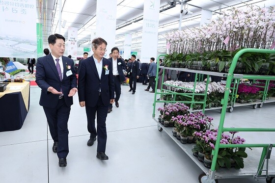 이동환 고양특례시장이 수도권화훼종합유통센터를 둘러보고 있다. 사진=고양특례시 제공