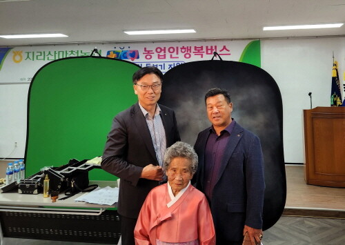 ‘농업인 행복버스’ 운행 장면. 사진=경남농협 제공