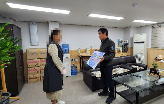 정의일 조합장(오른쪽)이 도농상생 희망이음 의료지원비를 난치병 자녀를 둔 가정에 전달하고 있다. 사진=경남농협 제공