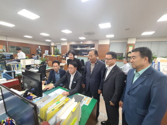 류종렬 경남검사국장(오른쪽 두 번째)이 창녕농협 전산감사 활동을 점검하고 있다. 사진=경남농협 제공