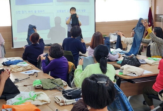 기장읍이 정리수납 돌봄사업인 ‘신박한 정리’를 진행하고 있다. 사진=기장군 제공