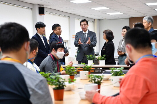 박형준 시장이 개금종합사회복지관을 방문한 모습. 사진=부산시 제공