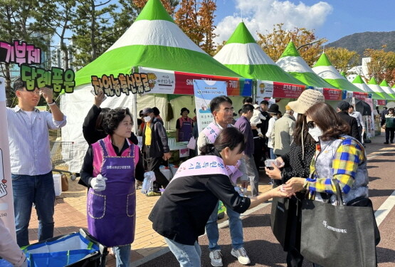 고향사랑기부제 활성화를 위한 홍보활동 장면. 사진=경남농협 제공