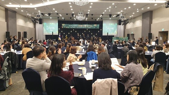인천시교육청이 1일 '초등 수업 산책 2023' 개막행사이 '수업 마루에 오르다'를 개최하고 있다. 사진=인천시교육청 제공