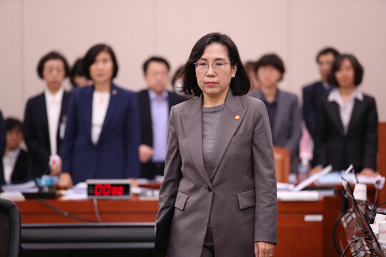 김현숙 여성가족부장관이 11월 2일 국회 여성가족위원회 국정감사에서 증인선서를 한 후 선서문을 권인숙 국회 여성가족위원장에게 전달하고 있다. 사진=박은숙 기자
