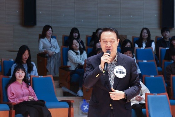 임태희 경기도교육감이 6일 9급 공무원과 소통 간담회에서 인사말을 하고 있다.