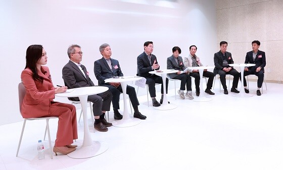 이상일 용인특례시장이 7일 시민과의 대화 시간에서 시민 패널들의 질문에 답하고 있다. 사진=용인특례시 제공