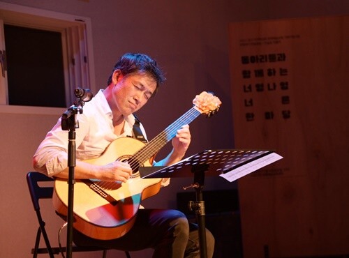 기타 연주를 하는 기타리스트 하타 슈지(Hata Shuji)는 여러 장의 앨범을 발표하는 등 창작 활동을 하고 있으며, 세한대(실용음악과) 교수로 국내 음악가 지망생들의 지도에도 힘쓰고 있다. 사진: 너영나영 제공