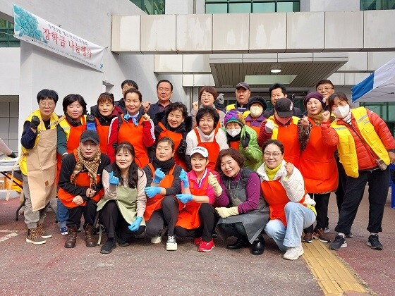 인천 미추홀구 주안5동 장학금 나눔행사 봉사자들이 11일 본격적인 행사에 앞서 기념촬영하고 있다. 사진=박창식 기자