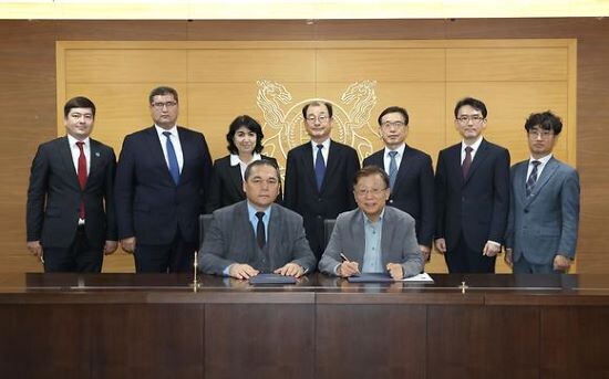 울산대 오연천 총장과 타슈겐트 소재 3개 대학 총장이 교류 후 가진 기념촬영 모습. 사진=울산대 제공