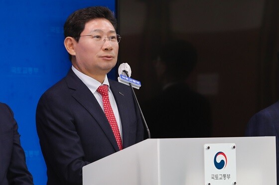 세종시 국토교통부 청사에서 공공주택지구 지정 계획이 발표된 가운데 이상일 용인특례시장이 기자들의 질의에 답변하고 있다. 사진=용인특례시 제공