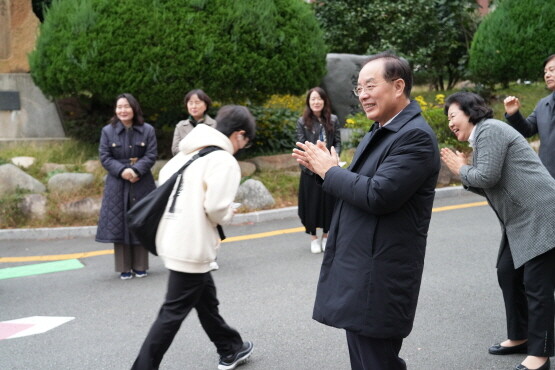 하윤수 교육감이 수험생을 격려하는 모습. 사진=부산시교육청 제공