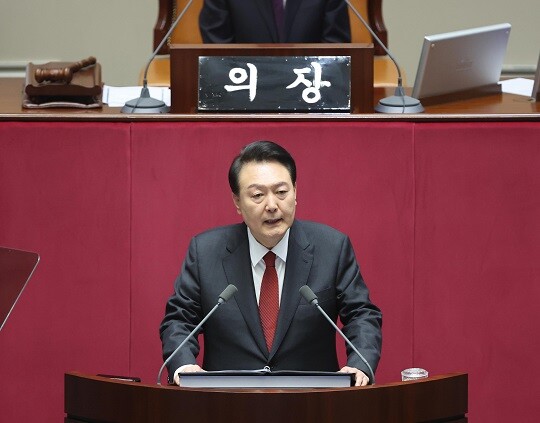 윤석열 대통령이 지난 10월 31일 오전 국회 본회의장에서 내년도 정부 예산안에 대한 시정연설을 하고 있다. 사진=이종현 기자