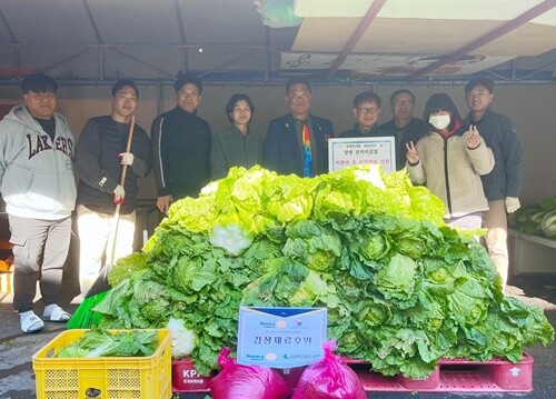 국제로타리 3600지구 양평로타리클럽 김창민 회장과 전현직 임직원들이 중증장애인 시설인 씨엘의집에 김장재료를 전달했다. 사진=양평로타리클럽 제공