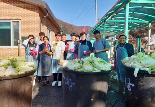 '로뎀의 집을 찾아 김장비(50만원)를 지원하고 배추 절이기,무 손질하기 등 회원들과 함께 김장 나눔 봉사활동을 펼친 양평로타리클럽 전현직 임원들. 사진=양평로타리클럽 제공