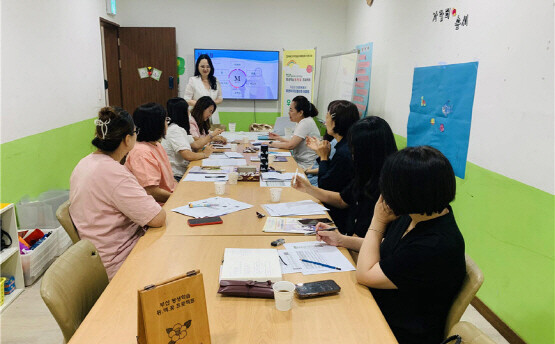 정관이지더원5차 아파트 자람터에서 자녀양육 코칭 수업이 진행되고 있다. 사진=기장군 제공