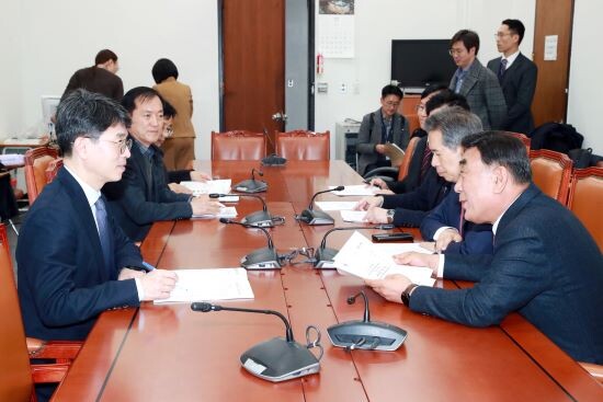 김두겸 시장이 기재부 김완섭 제2차관과 면담을 갖는 모습. 사진=울산시 제공