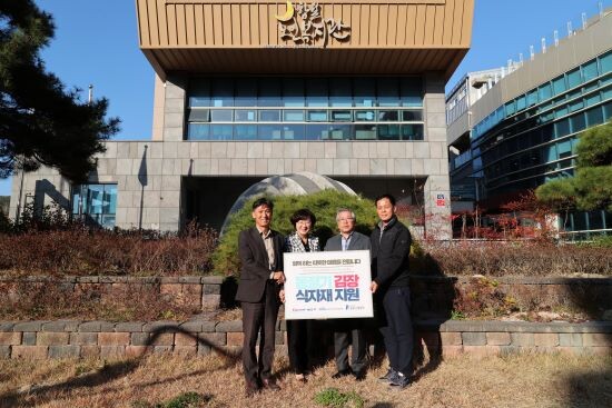 취약계층 김장 선물 장면. 사진=동서발전 제공