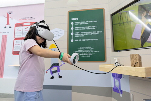 VR체험을 하고 있는 관람객. 사진=국립부산과학관  제공