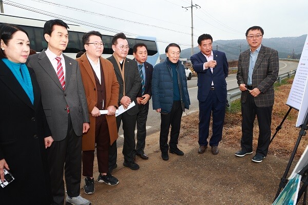 27일 대구시의회 신공항특위가 대구경북통합신공항 이전부지에서 추진 설명을 듣고 있다. 사진=대구시의회 제공