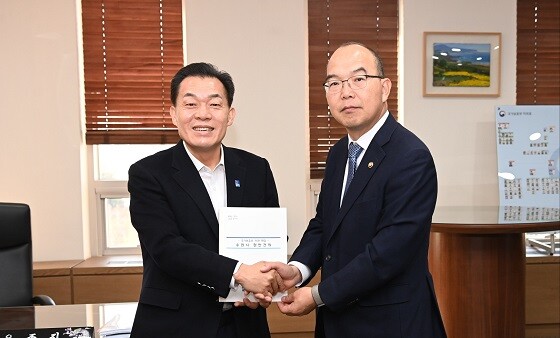 이재준 수원특례시장이 28일 윤종진 국가보훈부 차관을 만나 수원시 보훈 위탁병원 지정을 확대해 달라고 건의하고 있다. 사진=수원특례시 제공