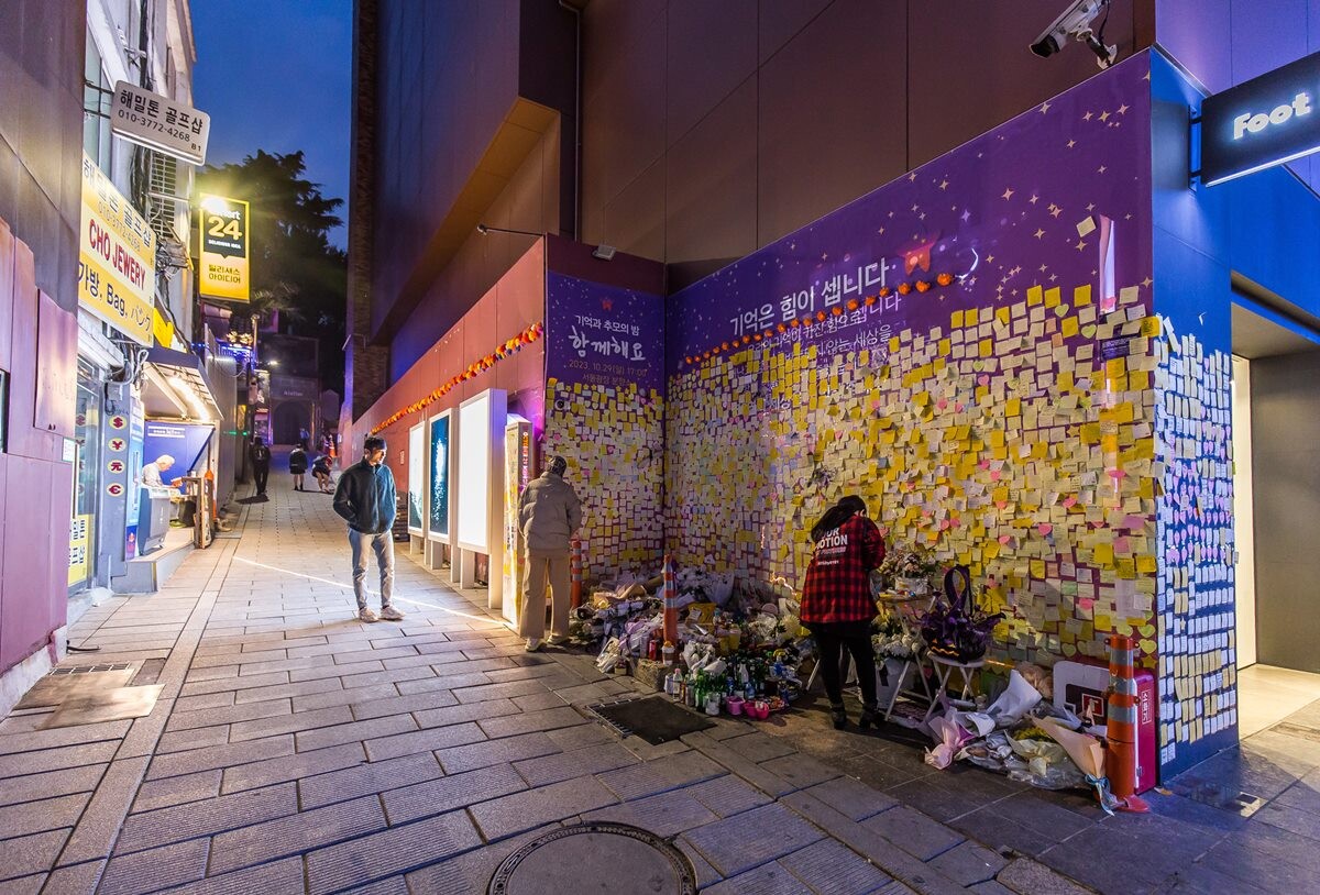 이태원 참사 1주기 이틀 뒤이자 핼러윈 데이인 10월 31일 서울 용산구 이태원 참사 현장에 '10.29 기억과 안전의 길' 추모 공간이 마련돼 있다. 사진=최준필 기자