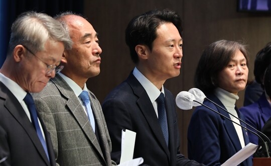 이탄희 더불어민주당 의원 등이 11월 15일 국회 소통관에서 기자회견을 열고 '위성정당 방지법' 당론 추진을 촉구하고 있다. 사진=박은숙 기자