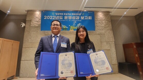 표창장 수여 후 가진 기념촬영 모습. 사진=김해시 제공