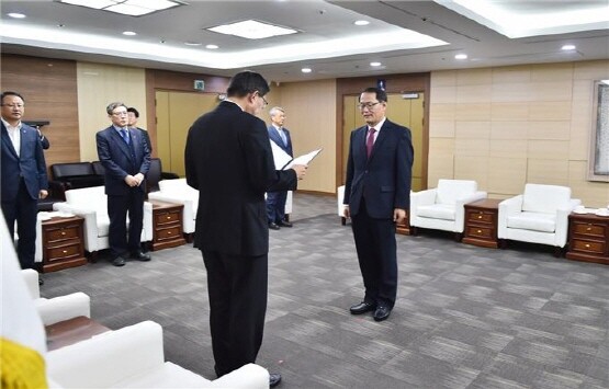 임명장 수여식 모습. 사진=부산시 제공