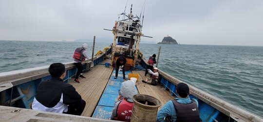 바다낚시가 처음인 사람도 선장의 자세한 설명만 따르면 그리 어렵지 않게 시도해볼 수 있다. 사진=이송이 기자