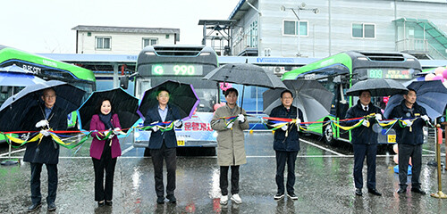 경산버스 차고지에서 조현일 시장(중앙), 윤두현 국회의원이 참석한 가운데 기념식이 열리고 있다. 사진=경산시 제공