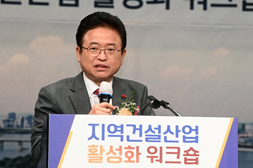 이철우 지사가 14일 경주 힐튼호텔에서 열린 '지역건설산업 활성화 워크숍'에서 인사말을 하고 있다. 사진=경북도 제공