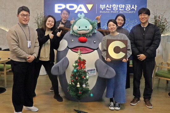 인정패를 수여받은 부산항만공사 ESG경영실 팀원들이 기관 마스코트와 함께 기념사진을 촬영하고 있다. 사진=BPA 제공