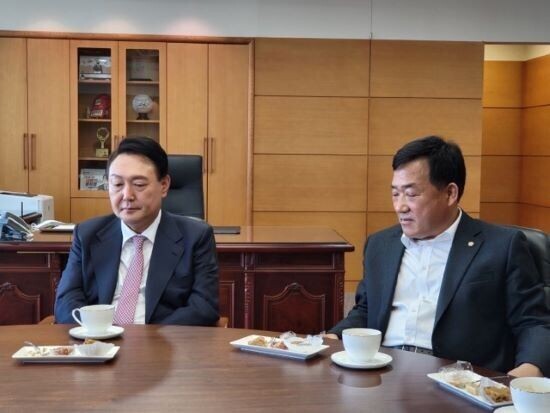 윤석열 대통령과 사석에서도 담소하는 박성민 국회의원. 사진=박성민 의원실 제공
