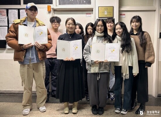 전시회 수익금 기부 후 가진 기념촬영 모습. 김윤호, 김민수, 김혜림, 김도은, 김경은, 신윤지, 정다은, 김민정, 채희주 교수. 사진=경성대 제공